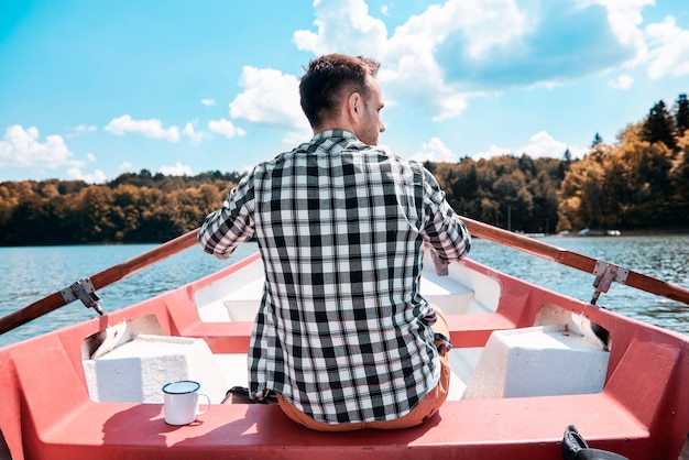 Vista posteriore dell'uomo che fa kayak e ammira il panorama