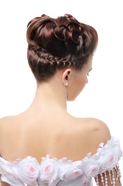 モダンなウェディングヘアスタイル-エレガントな若い花嫁の背面図