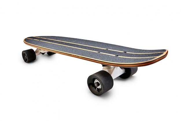 Вид сзади черного и деревянного скейтборда изолированы