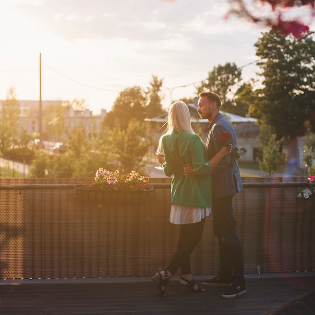 無料写真 バルコニーに立っている素敵な若いカップルのリアビュー