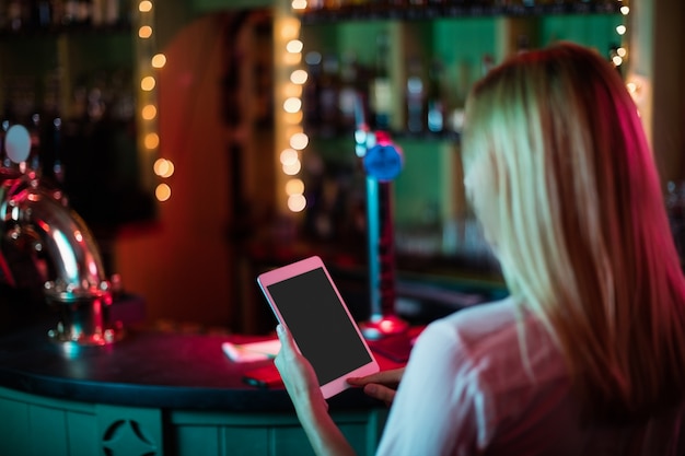Вид сзади официантки с помощью цифрового планшета