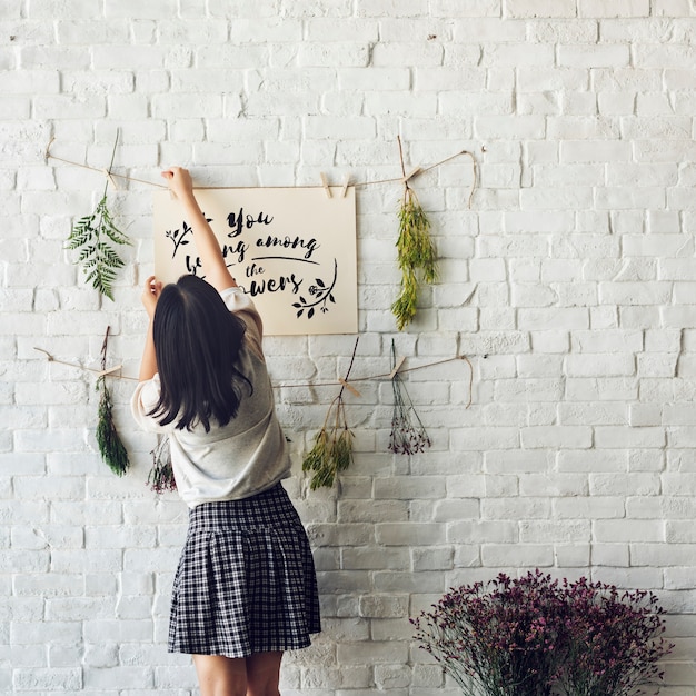 あなたをぶら下げている女性の後ろ姿は、文字列のある花のフレーズペーパーに属しています