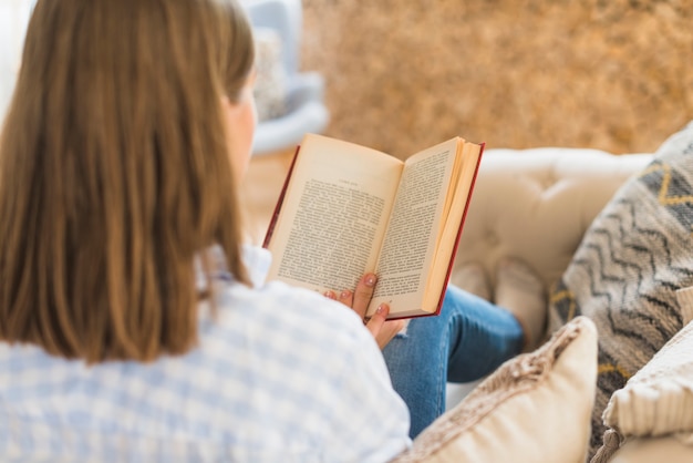 Free photo rear view of a woman reading book