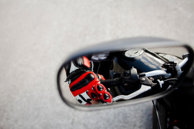 Vista specchietto retrovisore del motociclista