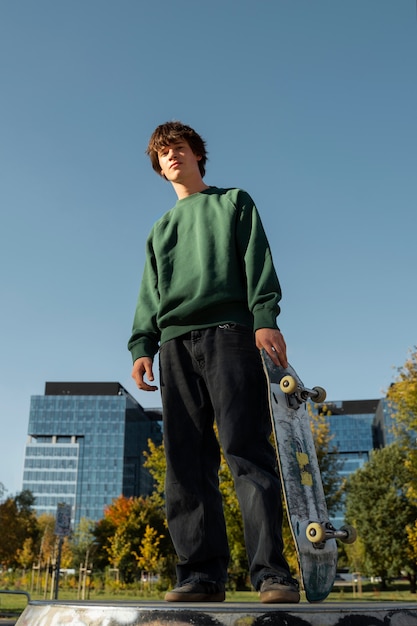 Adolescente ribelle nello skatepark a tutto campo