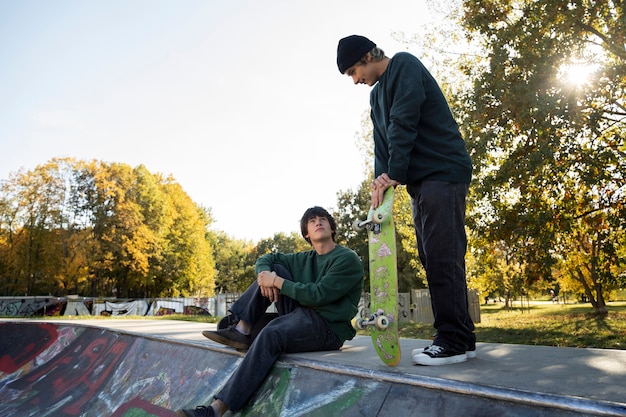 Free photo rebel teens in skatepark side view