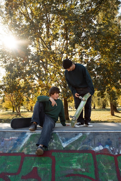 Foto gratuita adolescenti ribelli con lo skateboard a tutto campo