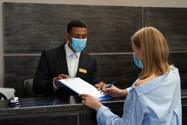 Foto gratuita receptionist in abito elegante durante l'orario di lavoro con il cliente