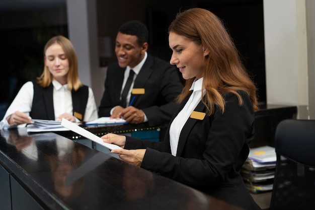 Foto gratuita receptionist in abiti eleganti durante l'orario di lavoro