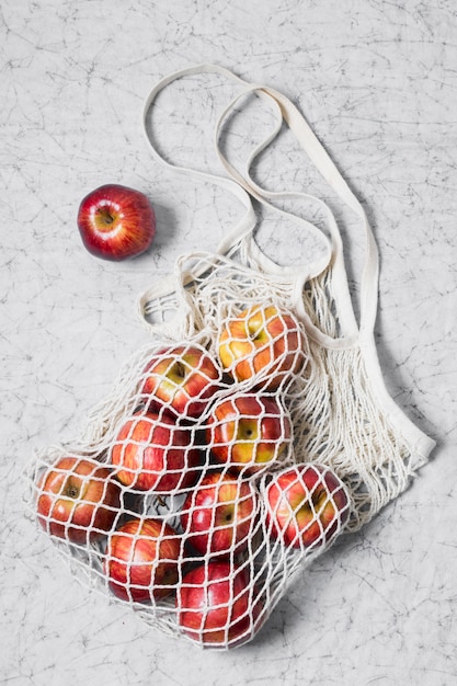 無料写真 赤いリンゴとリサイクル可能なバッグ