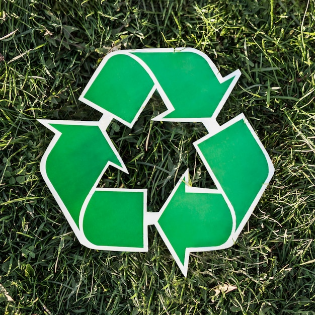 Foto gratuita ricicli la priorità bassa con il segno di riciclaggio