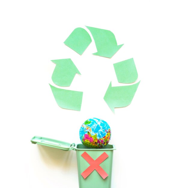 Переработайте логотип и глобус в мусорном контейнере