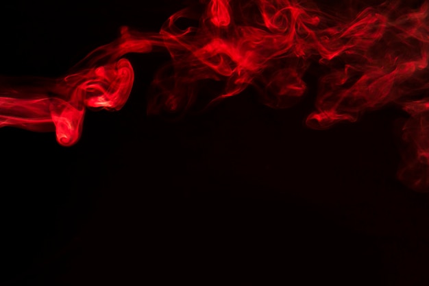 赤の抽象的な煙曲線と黒の背景上の波