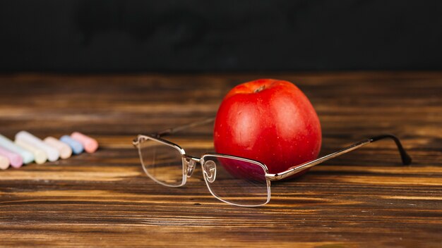 안경 근처 빨간 사과