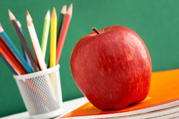 다채로운 연필 배경으로 빨간 사과