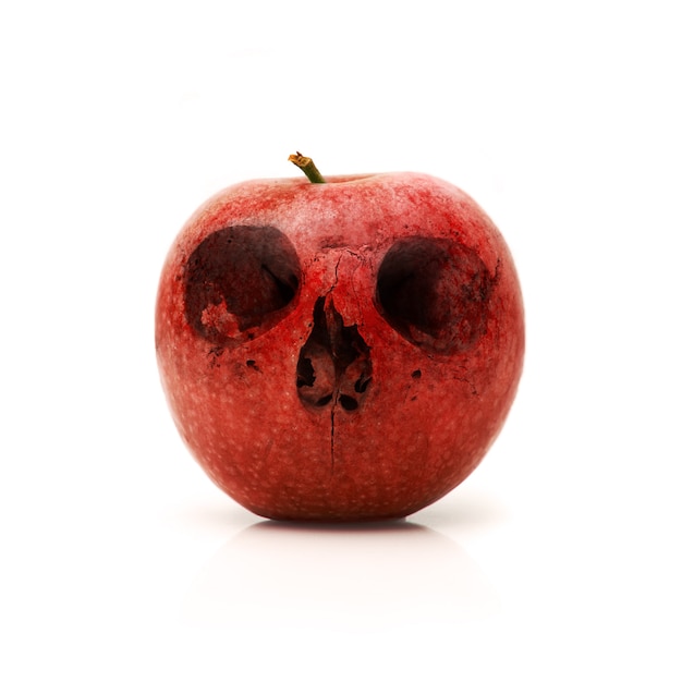 그것에 그려진 두개골과 빨간 사과