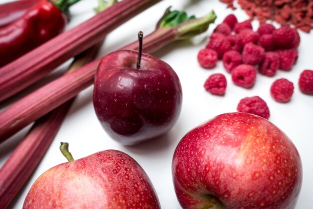白い背景に赤い果物や野菜の航空鮮やかなショット 無料の写真