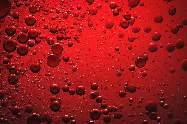 水中の赤い背景のオイルバブル