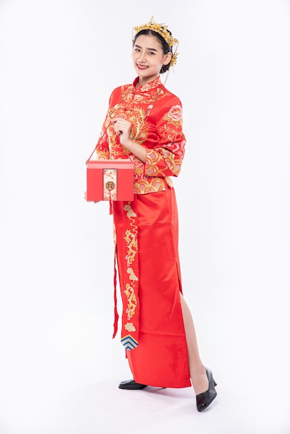 Foto gratuita la borsa rossa è molto bella per la donna fortunata che riceve un premio dalla compagnia nel capodanno cinese