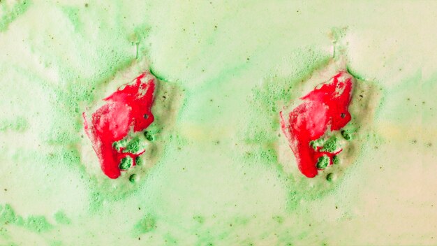 빨간 목욕 폭탄은 녹색 거품 목욕 물에 용해