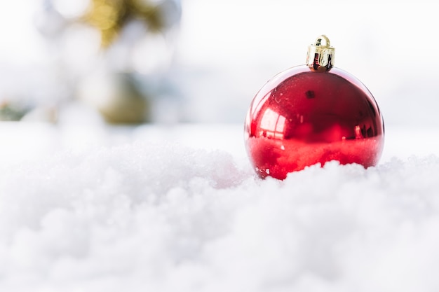 Бесплатное фото Красная безделушка на снегу
