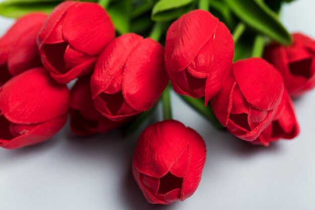 赤い咲くチューリップの花束