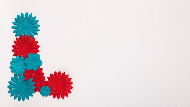 मुफ़्त फोटो red and blue flower on the corner of white backdrop