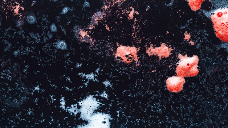 Free Photo red and blue foam on water
