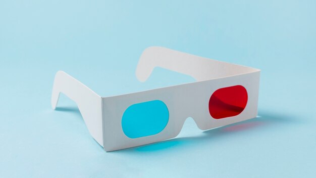 Красные и синие белые бумажные 3d очки на синем фоне
