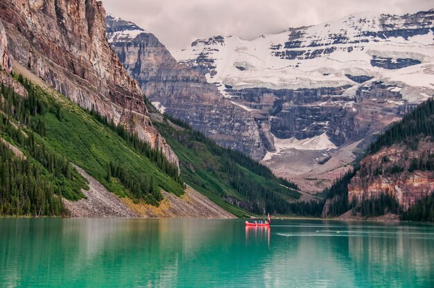 Красная лодка в озере возле горы