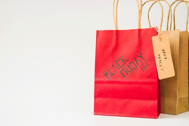 販売タグ付き赤と茶色の紙のショッピングバッグ