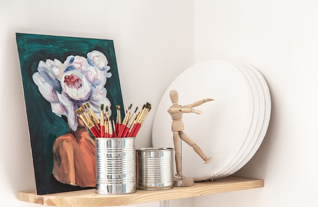 Free photo red brushes for painting in a tin can on a shelf in a workshop