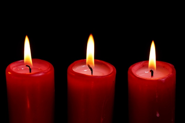 Foto gratuita candele rosse nell'oscurità