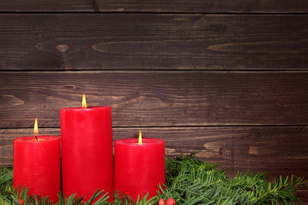 Foto gratuita candele di natale con fondo in legno