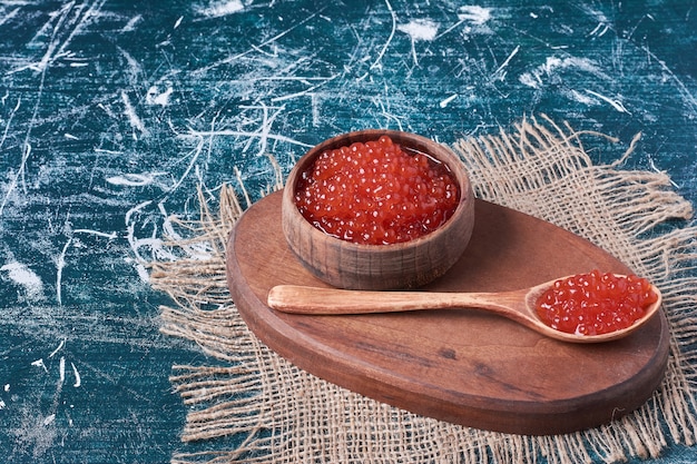 Caviale rosso su tavola di legno.