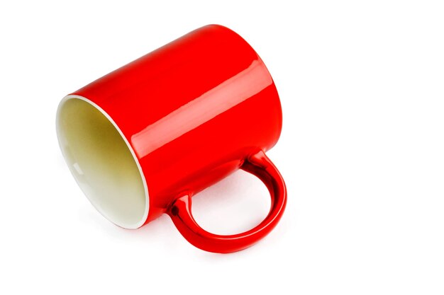 白い​背景​の​上​の​赤い​セラミック​カップ​。