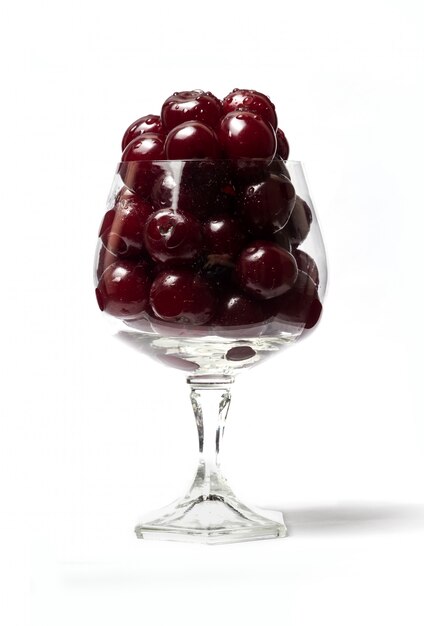 흰색 배경에 고립 된 와인 잔에 빨간 체리
