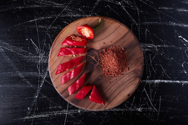 Peperoncino rosso e paprica sul nero