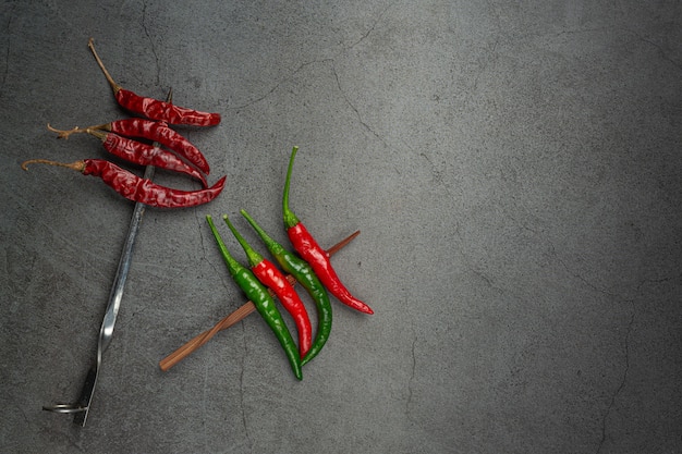 Бесплатное фото Красный перец чили имеет шампур на черном.
