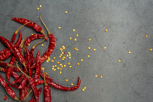 Pasta di peperoncino rosso su fondo nero.