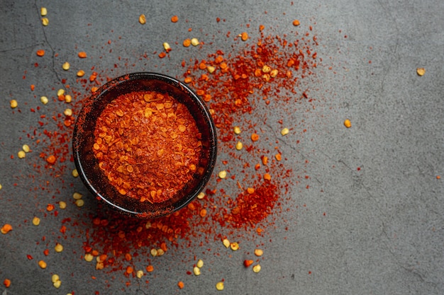 Foto gratuita pasta di peperoncino rosso su fondo nero.