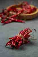 Foto gratuita pasta di peperoncino rosso su fondo nero.