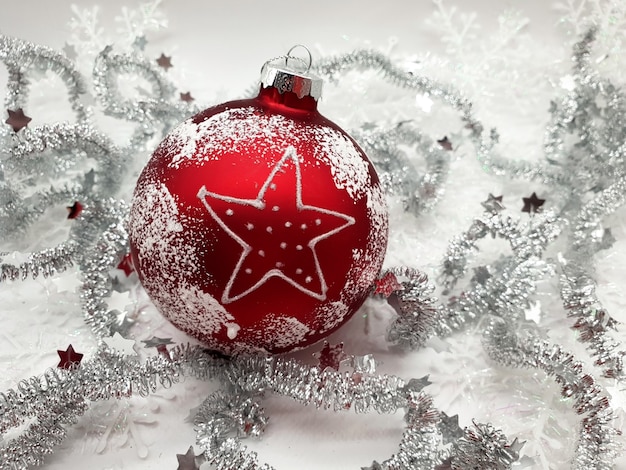 銀の装飾が施された赤いクリスマスボール