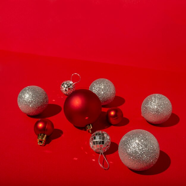 赤いテーブルの上の赤いクリスマスボールとディスコボール