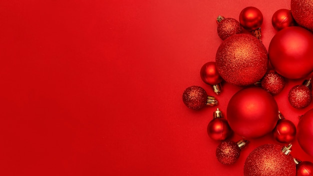 赤いテーブルの上の赤いクリスマスボール