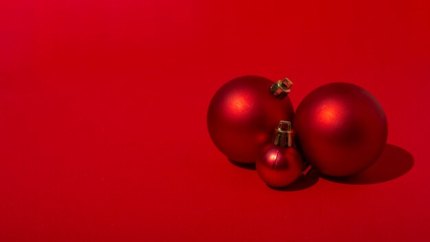 빨간색 테이블에 빨간색 크리스마스 볼