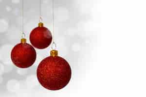 Free photo red christmas balls with bokeh background