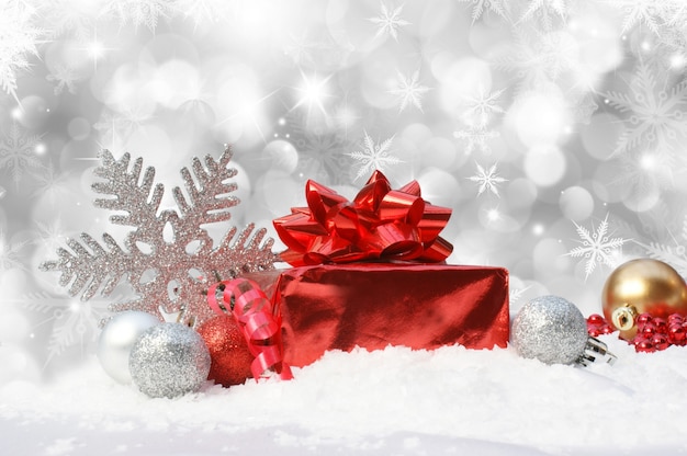 Рождественские фон с блесна и подарок расположен в снегу