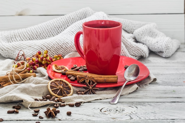 皿の上の赤いコーヒーカップ、木製の壁、飲み物