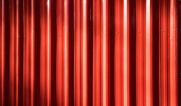 Красный гофрированный железный забор